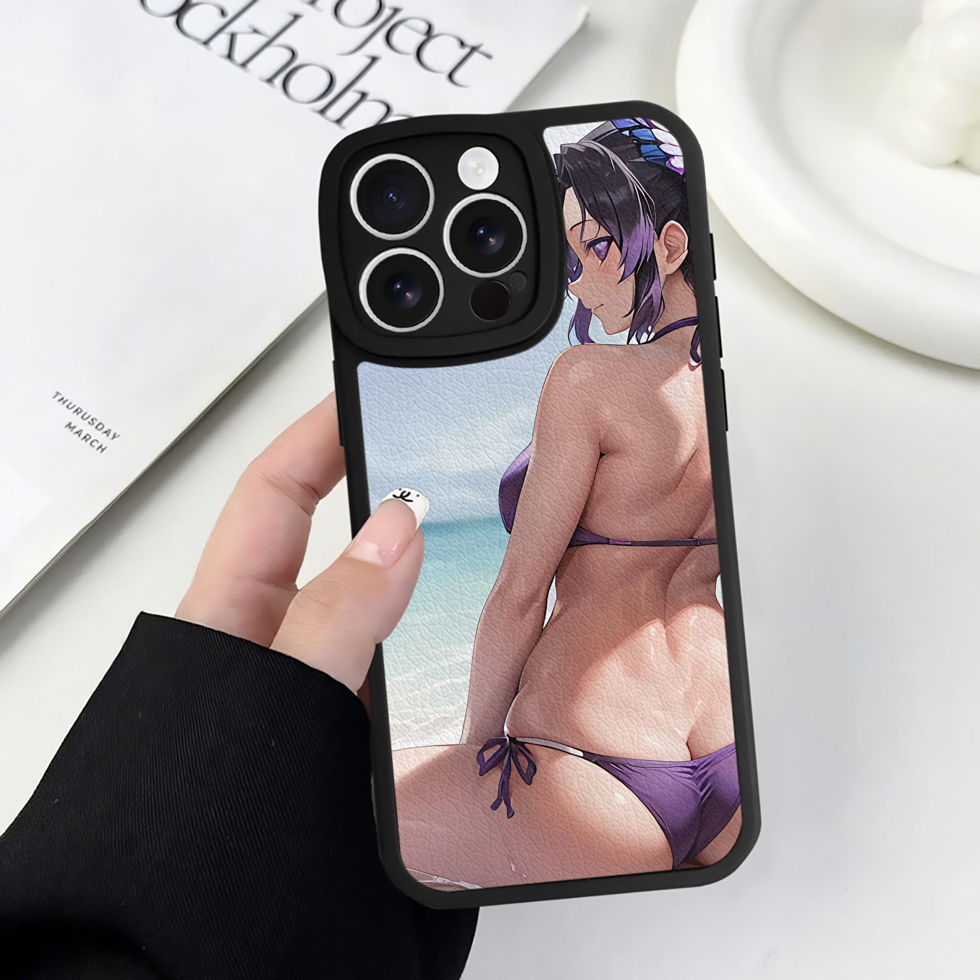 （画像用） 鬼滅の刃（きめつのやいば）蟲柱-胡蝶 しのぶ／こちょう しのぶ Kochou Shinobu 【iPhone 16シリーズ対応】シリコンスマホケース（レザー調） 材質：シリコン